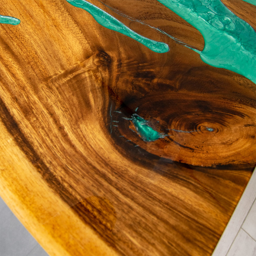 drewno orzechowe, drewniany stolik z żywicą