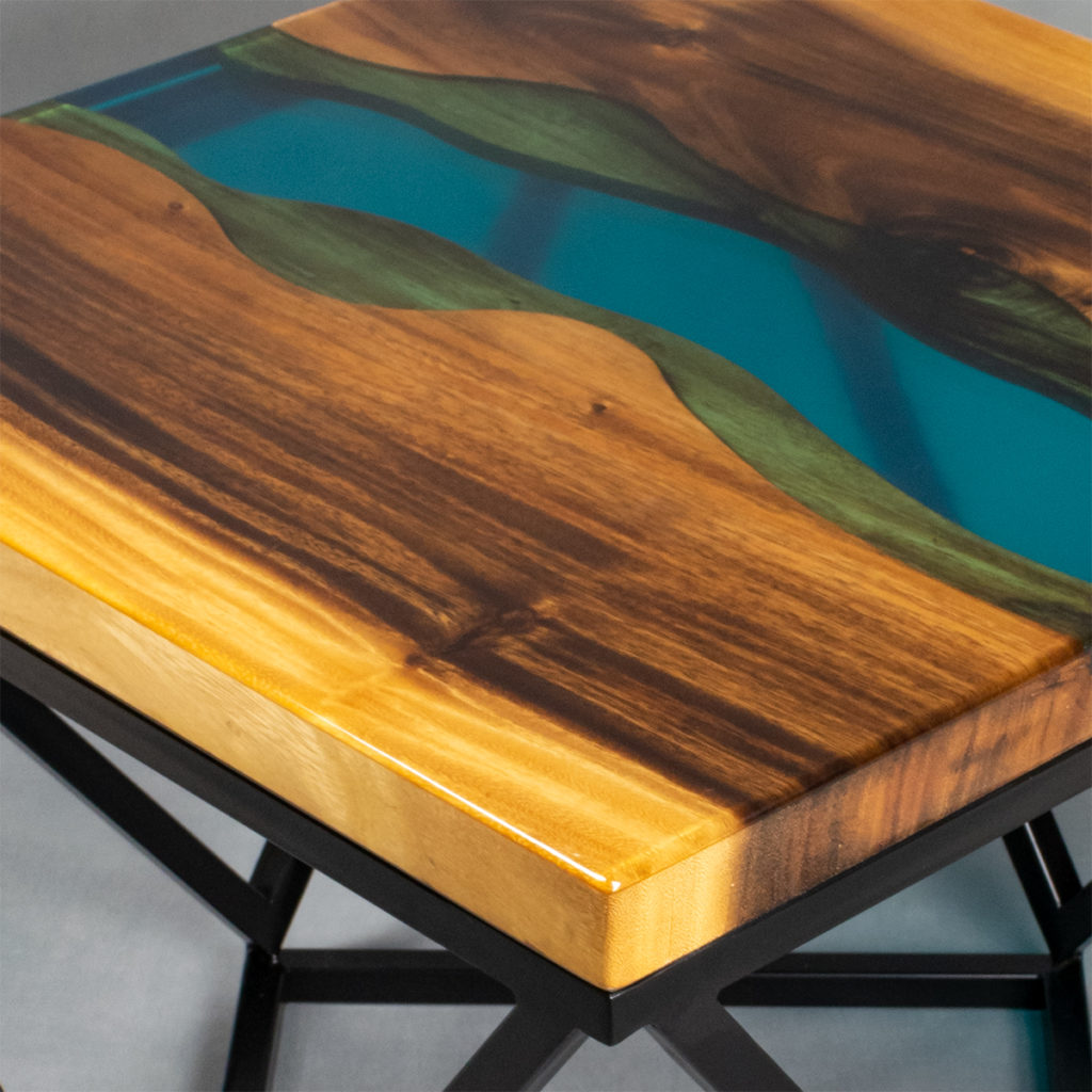 drewno orzechowe, drewniany stolik z żywicą